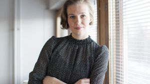 Mia-Maja Wägar efterlyser mera ekonomifostran. Grunderna för hur vi lär oss hantera pengar läggs redan i barndomen, därför vore det viktigt att stöda hemmen så att framtida generationer lär sig hantera pengar på bästa sätt. mia-maja wägar