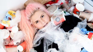 Norjalainen toimittaja Line Elvsåshagen makaa muovikasassa