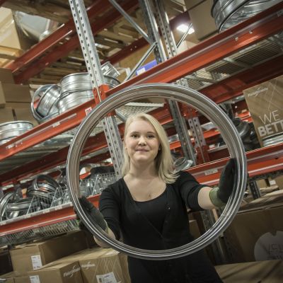 Putkiasentajaopiskelija Iida Peltoniemi työharjoittelussa LVI-Dahlilla Kokkolassa.