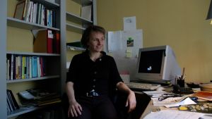 Elina Oinas under sin Åbotid, sannolikt från Kvinnoinstitutets dåvarande utrymmen i det sk Blåkulla. Elina Oinas i arbetrummet, tidigt 90-tal.