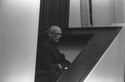 Presidentti Urho Kekkonen seuraa pääministerikokousta Finlandia-talon parvekkeella.