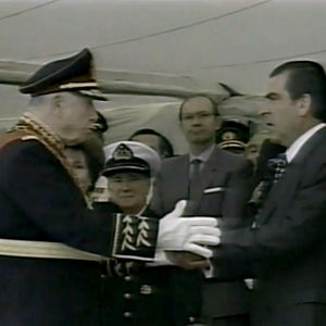 Augusto Pinochet luopui armeijan ylipäällikön tehtävästä ja luovutti valtansa symbolin valtikan seuraajalleen kenraali Ricardo Izurietalle seremoniassa 10. maaliskuuta 1998.