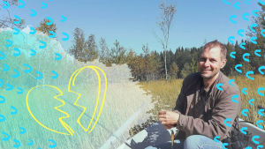 Jakke Holvas istuu veneessä ja hymyilee kameralle. Kuvaan lisätty graafisia elementtejä.