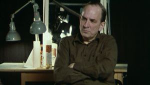 Donner gjorde en längre intervju med Bergman 1975. Närbild på Ingmar Bergman som sitter på en stol framför en spegel.