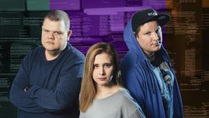 Team Whackin ammattihakkerit Iiro Uusitalo, Laura Kankaala ja Benjamin Särkkä. Hakkerit Iiro Uuistalo, Laura Kankaala, Benjamin Särkkä seisovat rinnakkain.