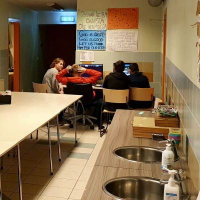 Barn på Bethelkyrkans socialcenter i Tallinn gör läxor tillsammans med socialpedagoger och volontärer.