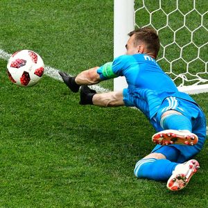 Blåklädde ryske målvakten Igor Akinfeev räddar straff i fotbolls-VM.