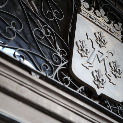 Turun vaakuna kaupungintalon oven yläpuolella.