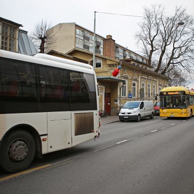 Föli-bussit ajavat Linnakatua pitkin Turussa.