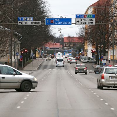 Liikennettä Turun Koulukadulla.