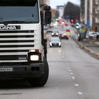 Rakennustyöt hidastavat liikennettä Turun Puutarhakadulla.