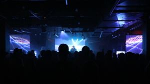 Perturbator från England spelade på en av Flashback Future Disco-klubbarna år 2016. Under en av de slutsålda synthwavespelningarna spelade brittiska Perturbator.