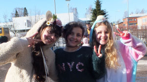 Noor, Stella och Tabark gladdes över den fina stämningen på evenemanget. Noor, Stella och Tabark bor i Finland