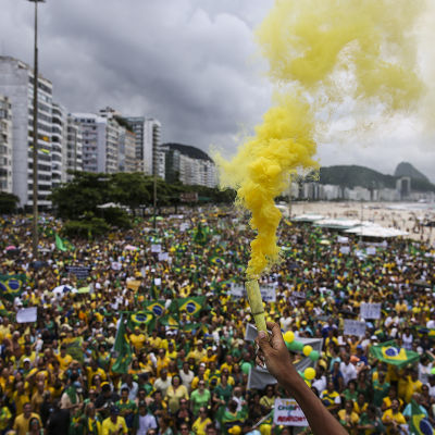 Upp till en miljon mänskor tågade längs den fyra kilometer långa stranden Copacabana i protest mot korruption och maktmissbruk