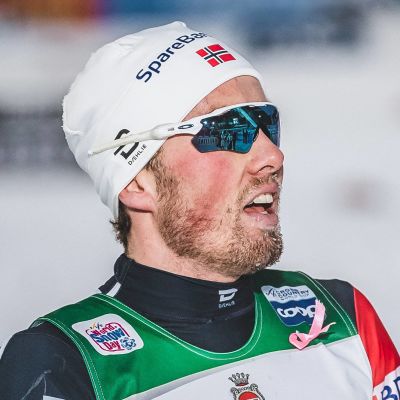 Emil Iversen tar av sig stavarna.
