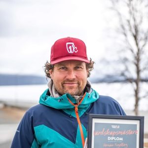 Glad pristagare. I maj utsågs Herman Fogelberg till årets värd i Hemavan - Tärnaby. I motivering uppmärksammades bland annat hans förmåga att få alla att känna sig välkomna och trygga i fjällvärlden. Herman Fogelberg med diplom i händerna.
