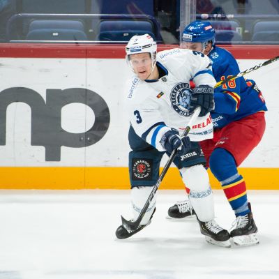 Kuvassa Dinamo Minskin Teemu Pulkkinen ja Jokerien Sami Lepistö