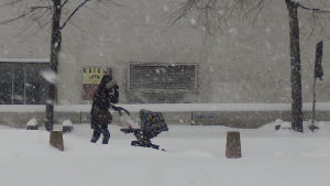barnvagn i snödrivor