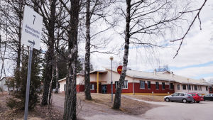 Boxbyborna röstade flitigast i Sibbo. Boxby skola agerade vallokal på valdagen. Till vänster i bilden synns en skylt där det står vallokal. Till höger synns en vit och röd byggnad och en parkeringsplats.