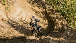 Raseborgs stad ordnar inte en plats för mopedkörning på egna marker, det innebär ett ansvar för det som händer på platsen. Sjundeåkille tränar motocross.