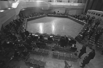 ETYK I. Euroopan turvallisuus- ja yhteistyökokouksen ensimmäistä vaihetta edeltävä kokous Espoon Dipolissa, näkymä salista.