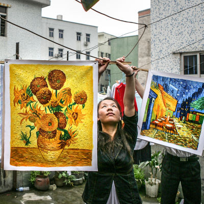 flicka i Kina hänger upp kopia av van Goghs solrosor