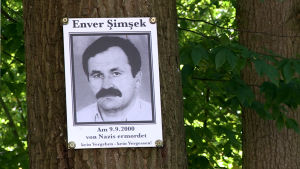 Enver Şimşek var nynazisternas första offer. Svartvit bild på Enver Şimşek klistrat på ett träd.