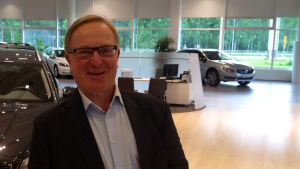 Thomas Hallbäck på Volvo säger att etanolbilen lanserades för de miljömedvetna kunderna. Thomas Hallbäck är informationschef på Volvo.