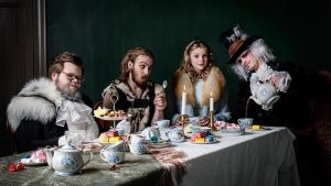 Tebjudning med den Vita Kaninen (Nicklas Mattsson), Påskharen (Jussi Haavisto), Alice (Anna Brunell) och Hattmakaren (Jan Granlund). Tebjudning med den Vita Kaninen (Nicklas Mattsson), Påskharen (Jussi Haavisto), Alice (Anna Brunell) och Hattmakaren (Jan Granlund).