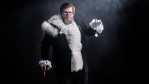 Nicklas Mattsson som den Vita Kaninen The white rabbit, den vita kaninen, ur Alice in Furland.