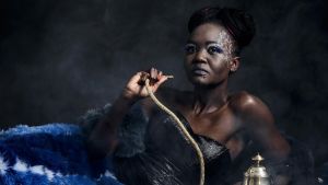 Lilian Dada som the Caterpillar eller "Larven". Lilian Dada som the Caterpillar, Larven, i Alice in Furland.