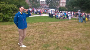 Sonja Widlund representerar skatuddens scoutkår Katajanokan karhunkaatajat vid invigningen av Tove Janssons park. Sonja Widlund representerar skatuddens scoutkår Katajanokan karhunkaatajat vid invigningen av Tove Janssons park.
