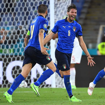Locatelli firar sitt andra mål mot Schweiz.