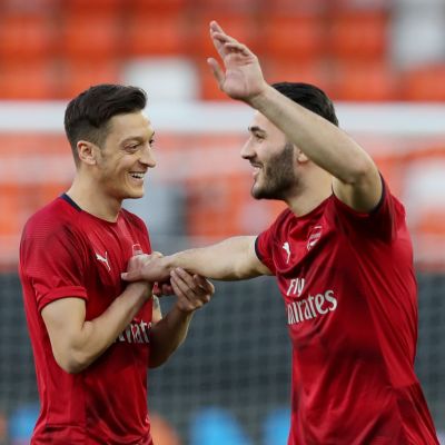 Mesut Özil och Sead Kolasinac värmer upp.