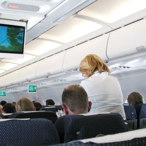 Första april träder permitteringarna vid Finnair och Norra i kraft enligt Jari Toivonen, ordförande för Flygvärdinne- och stewardföreningen. Passagerare i ett Finnairflygplan