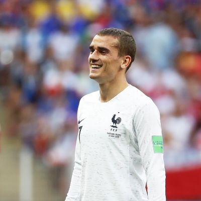 Antoine Griezmann hymyilee kentällä.