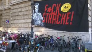 Valkampanjen har kretsat kring flyktingar. Här en kampanj mot FPÖ-chefen Heinz-Christian Strache. Valkampanjen har kretsat kring flyktingar. Här en kampanj mot FPÖ-chefen Heinz-Christian Strache.