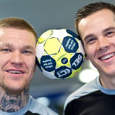 Tamminen ja Rönnberg pilailevat pallon kanssa kuvauksissa