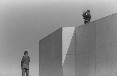 Turvamies ja poliisi Finlandia-talon katolla Etyk-kokouksen aikana 1975.