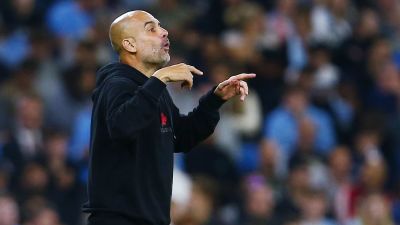 Pep Guardiola gestikulerar under Manchester Citys match.