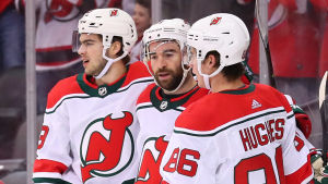 21-årige Nico Hischier, 29-årige Kyle Palmieri och 18-årige Jack Hughes firar ett mål. Nico Hischier, Kyle Palmieri och Jack Hughes firar ett mål.