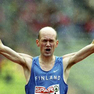 Janne Holmén vinner EM-guld 2002. Med Finlands 100 största idrottsögonblick-logo.