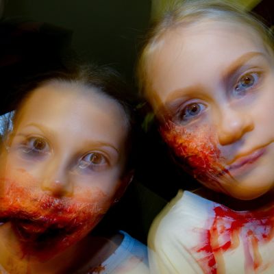 kaksi tyttöä halloween-kasvomaalauksissa.