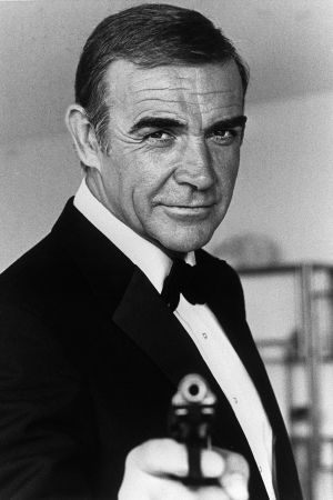 Svartvit bild på Sean Connery där han spelar Bond och riktar sin pistol mot kameran.