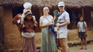 Familjen Maria och Ben Westerling i Nepal år 1984. Dottern Heidi sitter på axlarna på en nepalesiska och Charlotta 2 månader i bärsele på pappas mage. en missionärsfamilj på en gata i Nepal