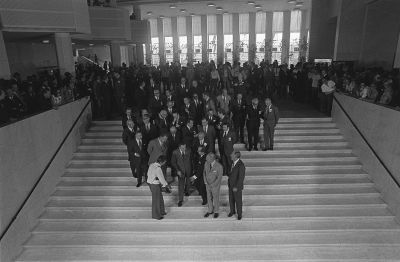 Ulkoministerit ryhmäkuvassa Finlandia-talon portaikossa 1975, valokuvaaja Kaius Hedenström ohjaa ulkoministereitä paikoilleen.