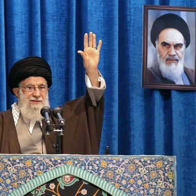 Ayatolla Ali Khamenei höll sin fredagspredikan med ett porträtt på med ett porträtt på ayatolla Khomeini - den iranska revolutionens ledare - i bakgrunden. 