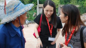 Wang Shuyan (i mitten) diskuterar med en kollega från Rädda barnen i Kina och en jordbrukare i en by i bergen i det sydvästliga landskapet Sichuan. Wang Shuyan (i mitten) diskuterar med en kollega från Rädda barnen i Kina och en jordbrukare i en by i bergen i det sydvästliga landskapet Sichuan.