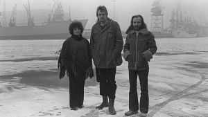 Hector sekä Pirjo ja Matti Bergström seisovat talvisessa satamassa.