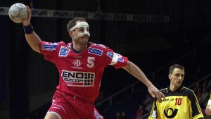 Ola Lindgren i Nordhorntröjan 2001. Handbollsspelaren Ola Lindgren försöker göra ett mål för sitt Nordhorn 2001.